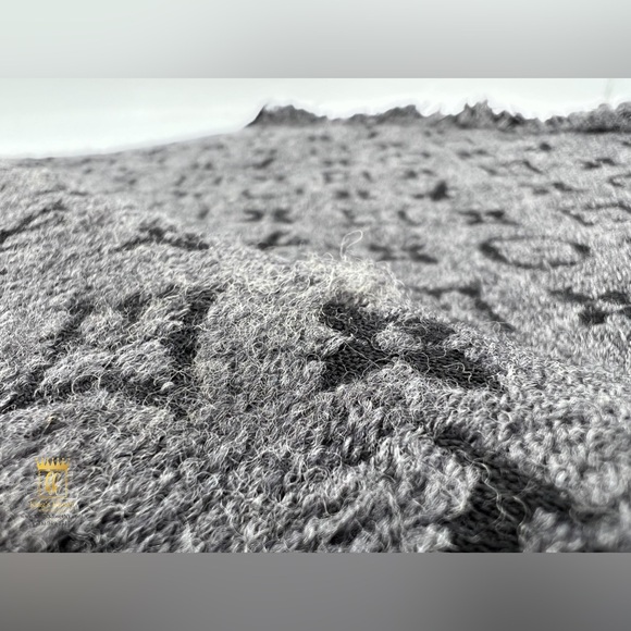 Louis Vuitton monogram 100% wool scarf - Picture 3 of 5